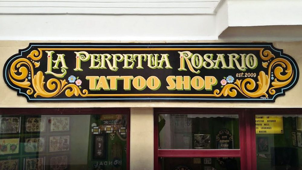 rotulacion a mano tattoo shop