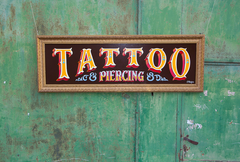 rotulo-pintado-a-mano-tattoo-y-piercing-estudio-tatuaje