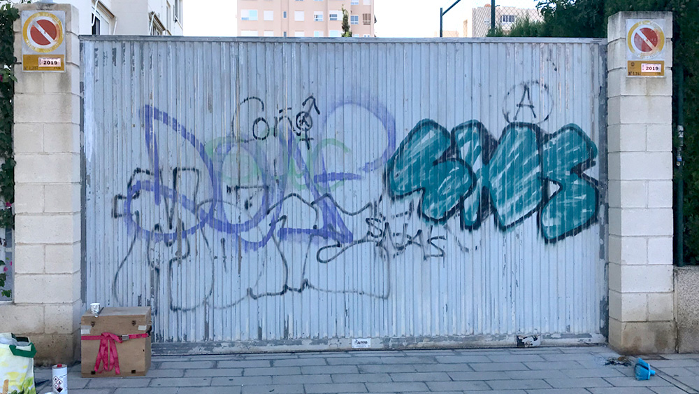 puerta de garaje urbanización grafiteada