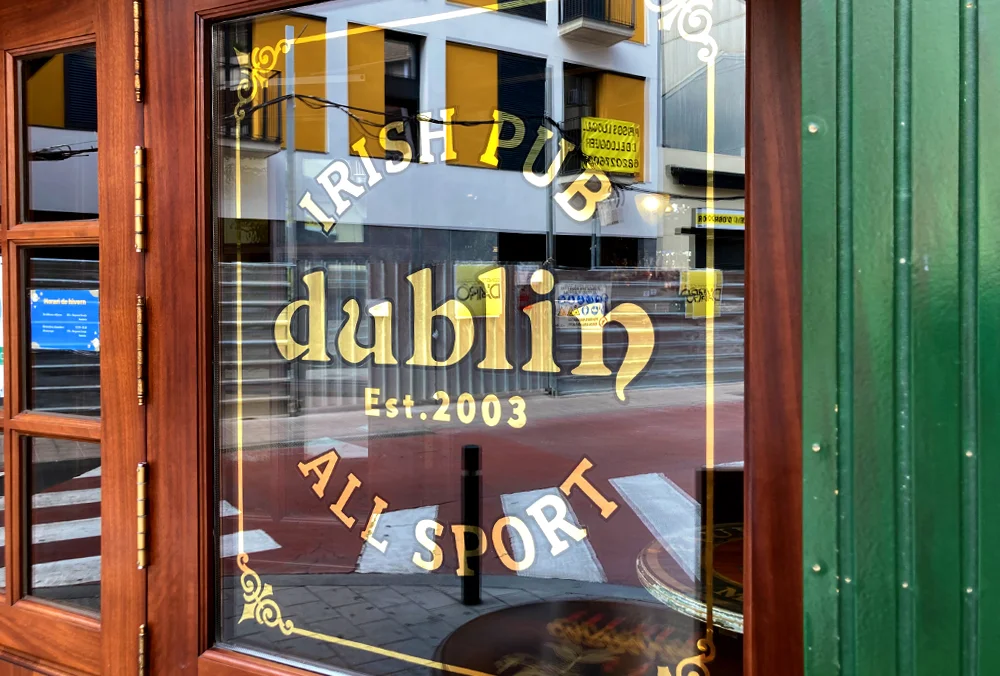 escaparate-irish-pub-con-pan-de-oro-by-cristian-roldan-art
