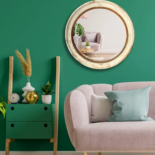 Espejo-biselado-redondo-vnitage-pátina-blanca-salon-verde-sofa