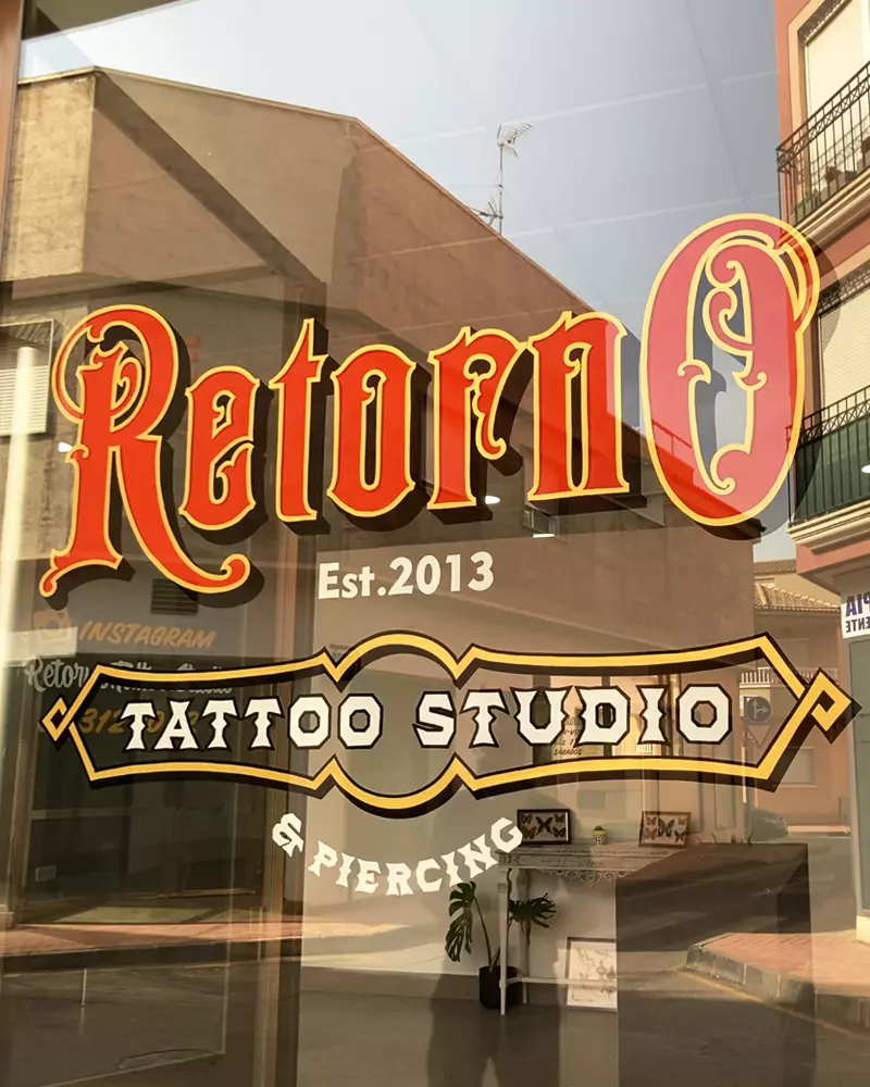logo-vintage-rotuldo-a-mano-sobre-cristal-tattoo-studio-CRoldan-Art