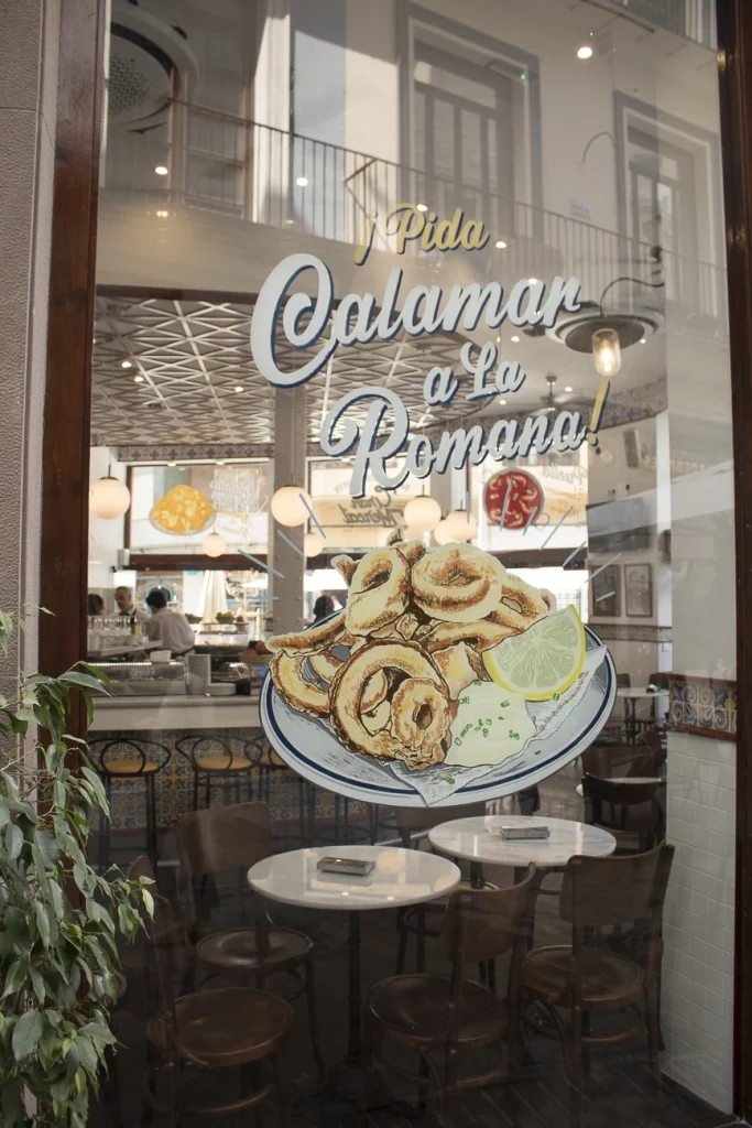 Calamares-a-la-Romana-Rotulados-a-mano-sobre-cristal-de-Restaurante-Valencia