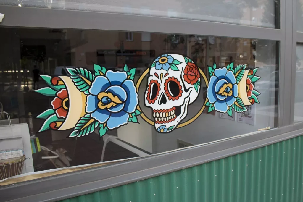 Calavera Mexicana tattoo con flores pintada sobre vidrio