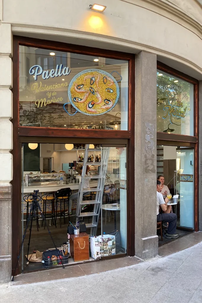 Paella-Mariscos-Pintada-a-Mano-Rotulacion-Tradicional-en-Bar-