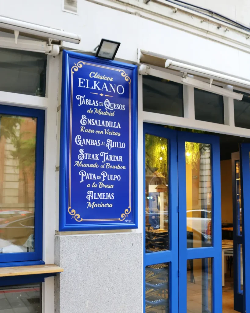 Rótulo Estilo Antiguo Anunciando Platos de Restaurante en Madrid